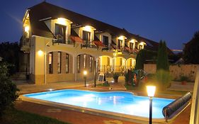 Bajor Panzio Buek-Buekfuerdo, Adults Friendly 12 Plus